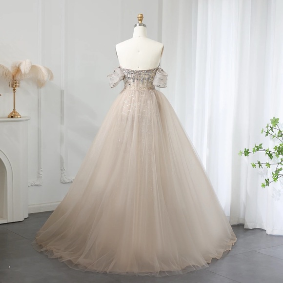 2024 handbeaded long evening / prom gown / dress - Picture 5 of 5